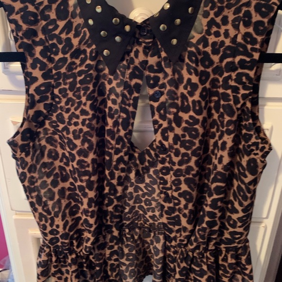 Button up sleeveless leopard top - Picture 4 of 4